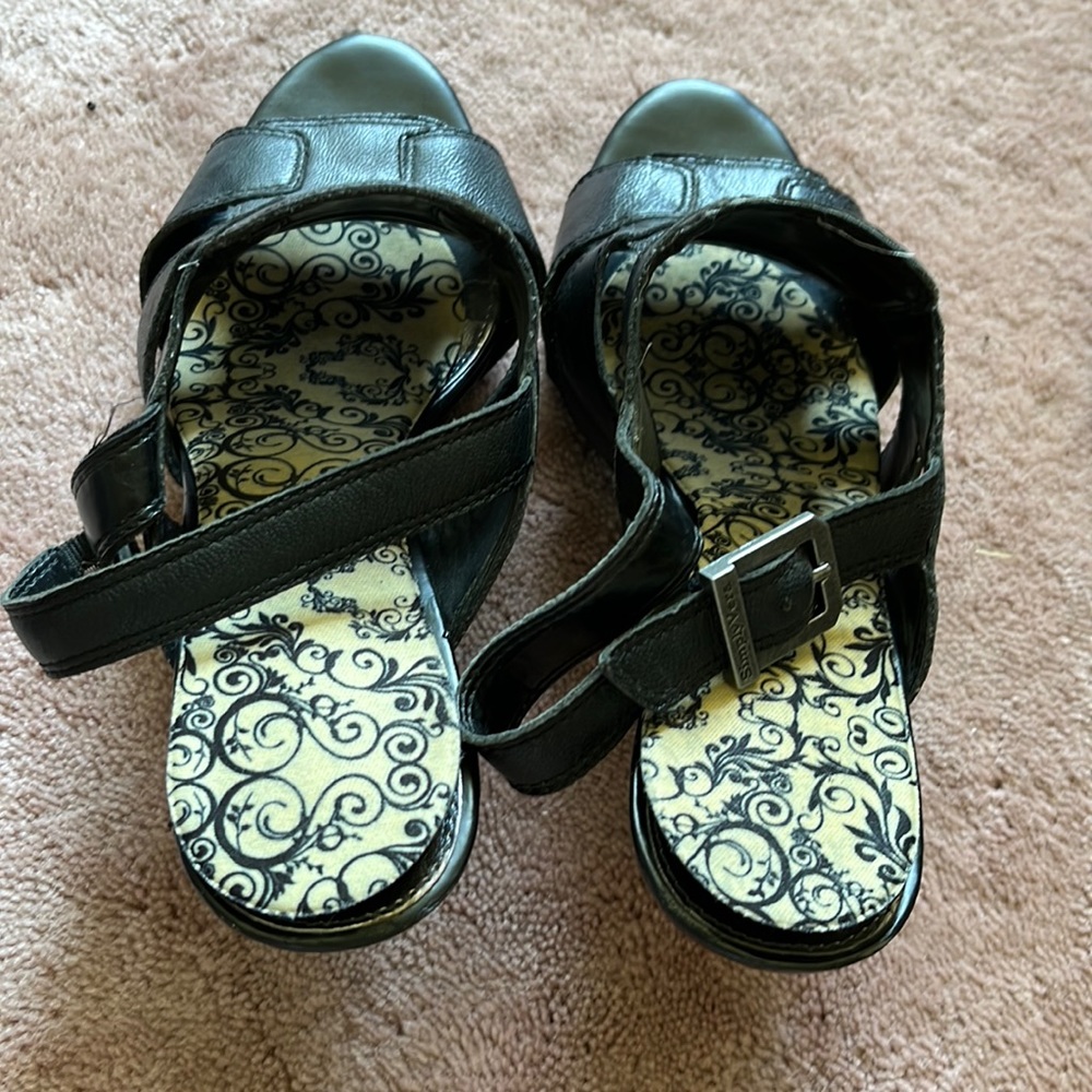 Vera Wang size 8 high heeled sandals